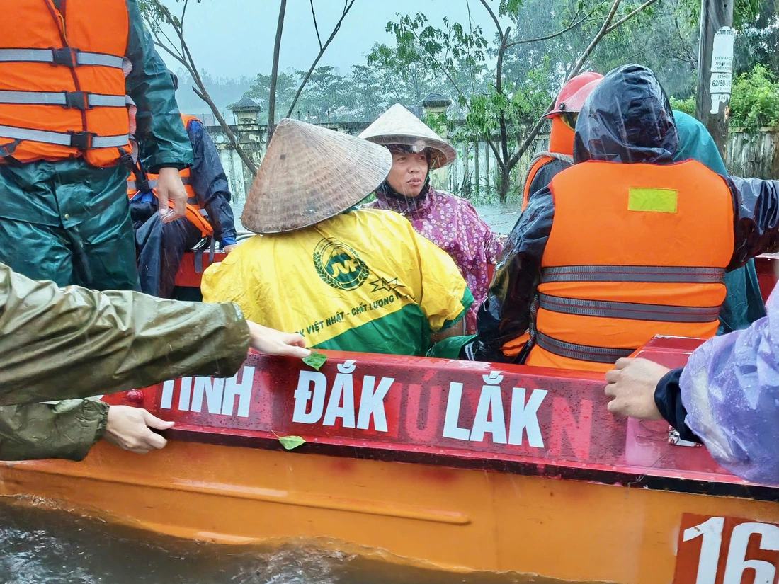 ‘Chạy đua’ đưa dân đến nơi an toàn trước khi lũ vượt mốc lịch sử - Ảnh 6.