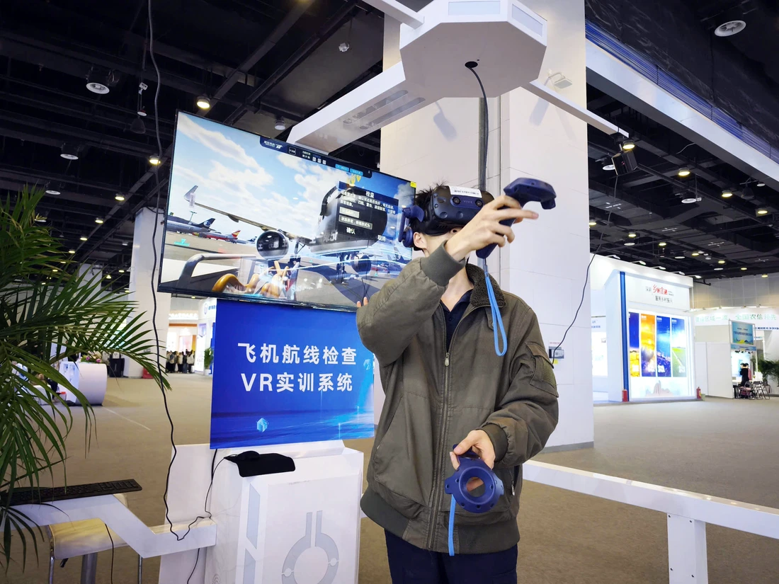 Nhiều công nghệ dạy nghề mới tại Trung Quốc: Phun sơn ảo, bảo trì máy bay ảo, kính trợ lý - Ảnh 1.