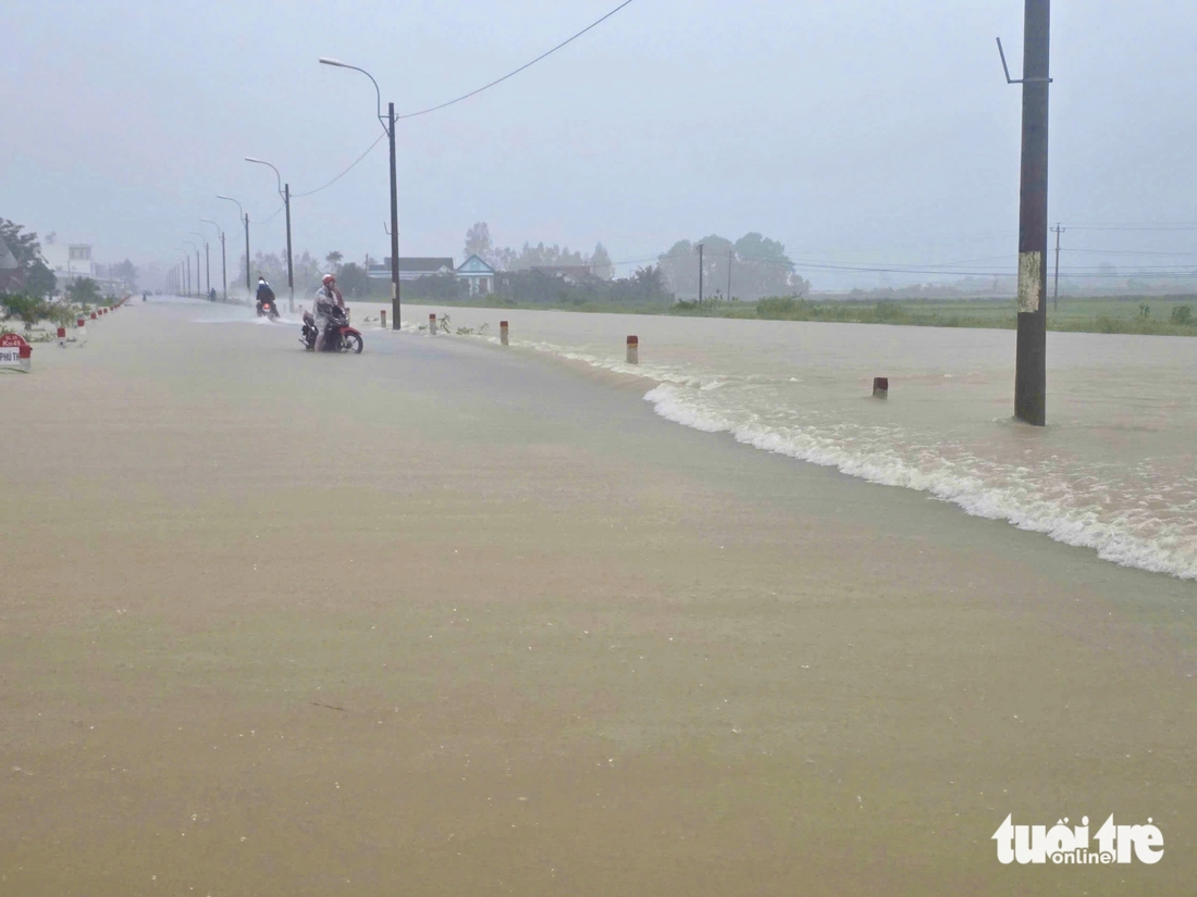 Ngập lụt lớn tại Phú Yên cũ, nhiều nơi ngập 2m - Ảnh 1.