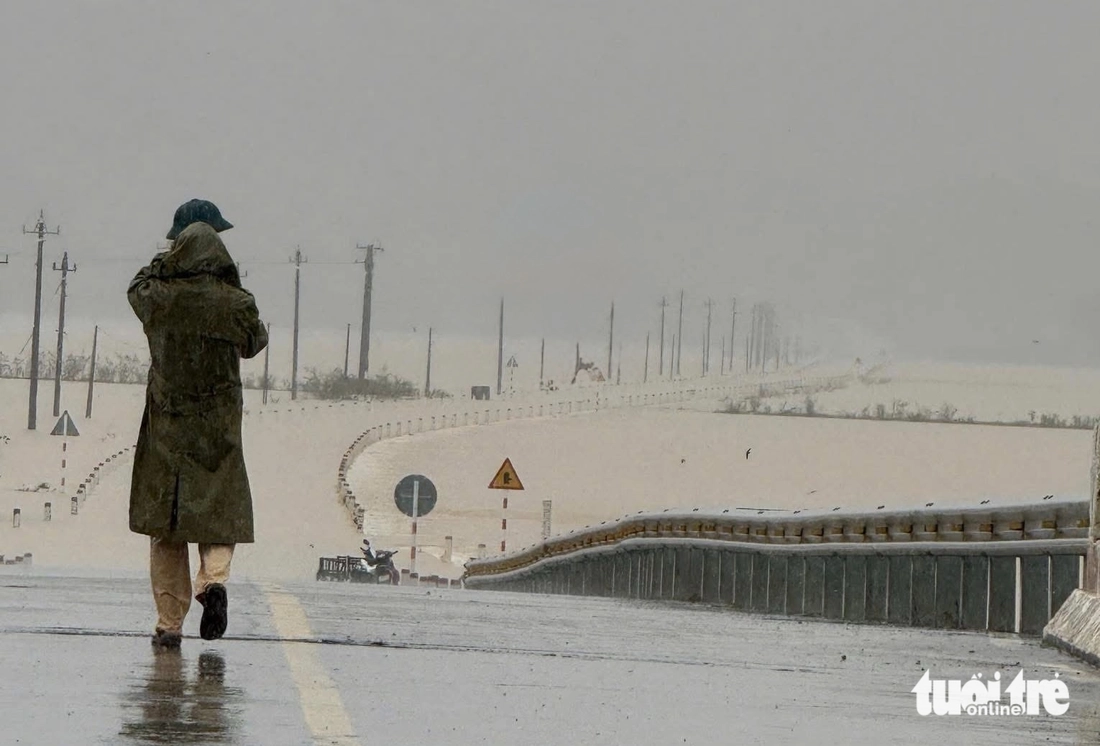 Lũ lụt, sạt lở khiến hàng loạt tuyến đường ở Đắk Lắk ách tắc- Ảnh 12.