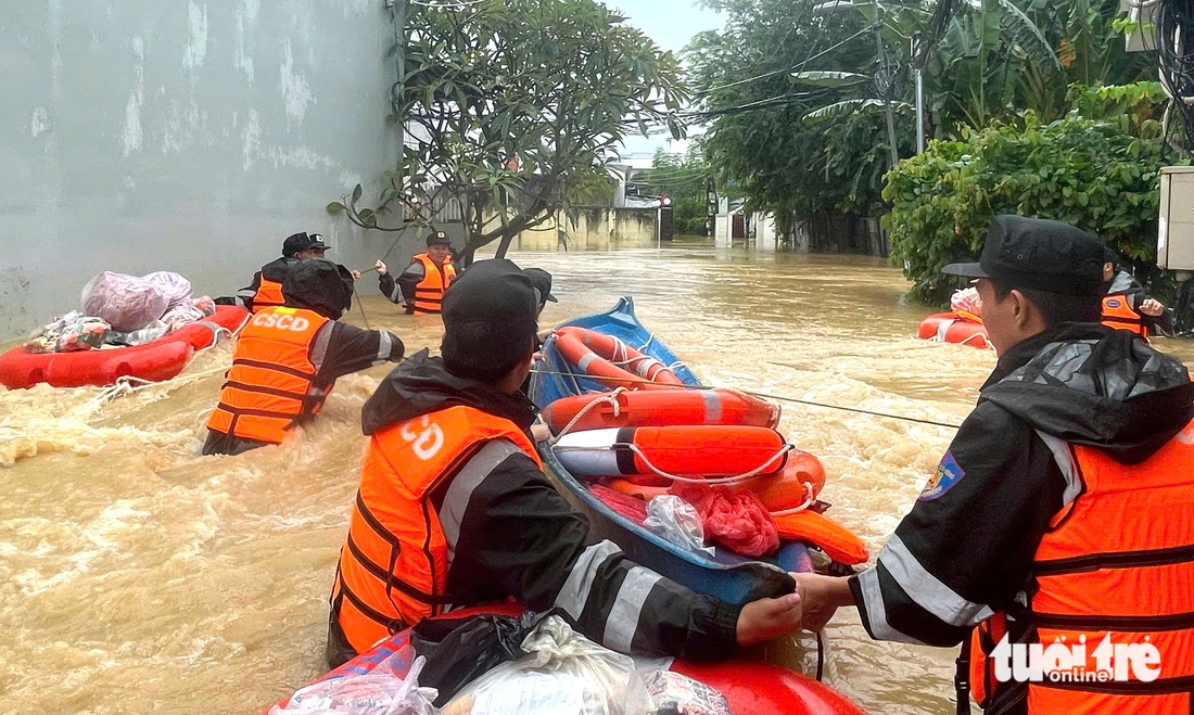 PV Tuổi Trẻ vượt dòng lũ xiết cùng lực lượng cảnh sát tiếp tế vùng bị lũ cô lập ở Nha Trang - Ảnh 2.