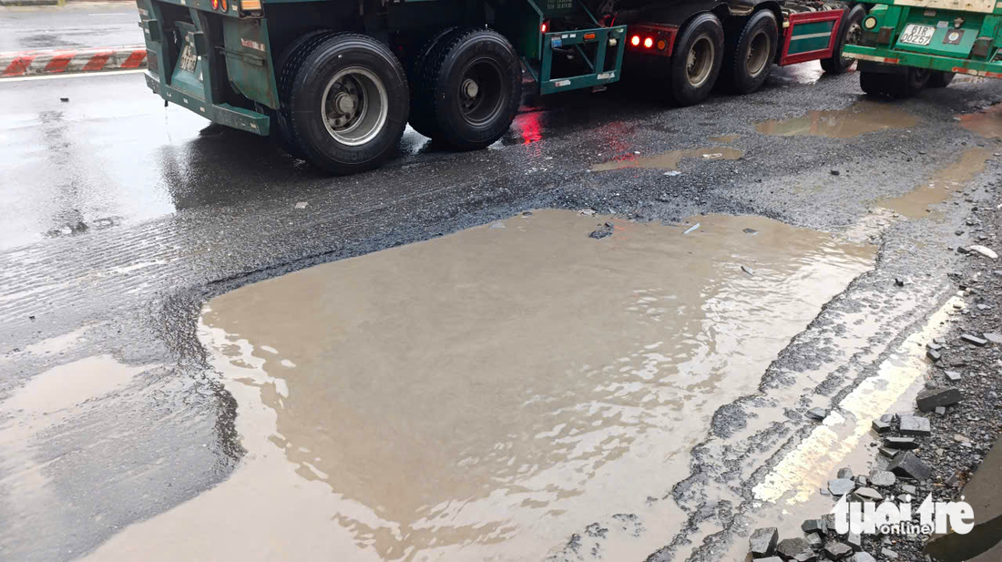Đường huyết mạch ở trung tâm Đà Nẵng lại xuất hiện đoạn như ‘ruộng cày’ - Ảnh 2.