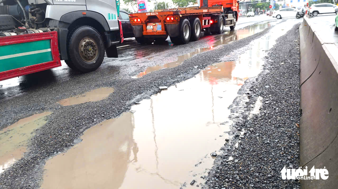 Đường huyết mạch ở trung tâm Đà Nẵng lại xuất hiện đoạn như ‘ruộng cày’ - Ảnh 4.