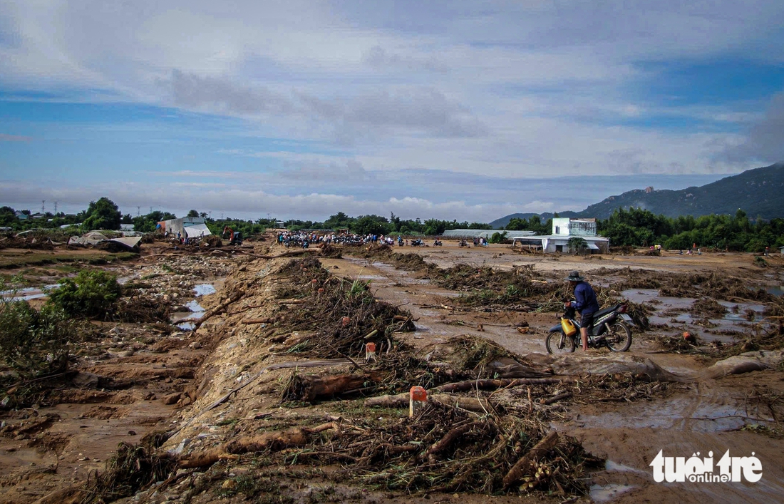 Cây Cà - Tuy Phong tan hoang sau đêm lũ quét, Chủ tịch tỉnh Lâm Đồng vào hiện trường - Ảnh 4.