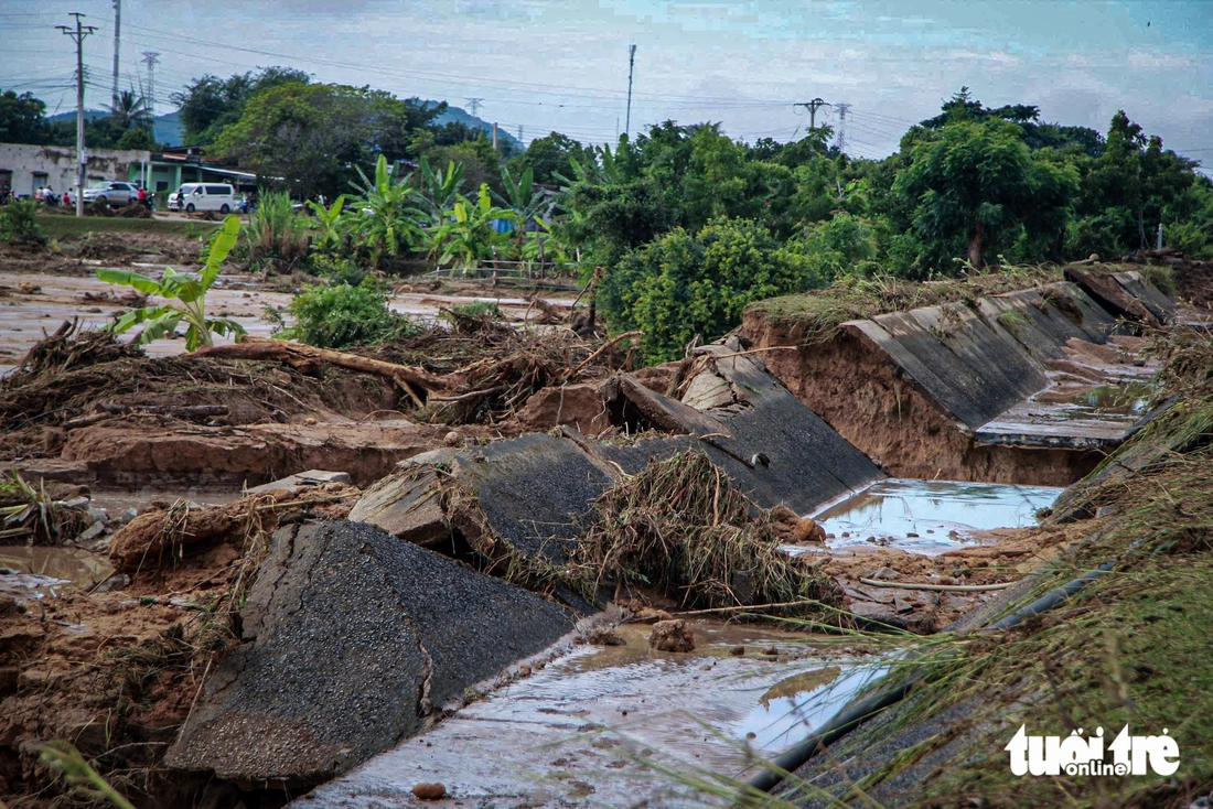 Vỡ hồ tự đắp ở Tuy Phong: Người dân bức xúc, yêu cầu xử lý trách nhiệm - Ảnh 4. vỡ hồ chứa - Ảnh 4.