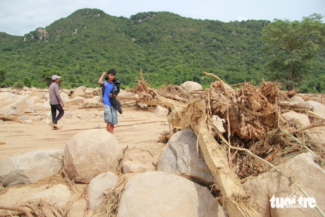 Cận cảnh hồ chứa nước trên núi bị vỡ càn quét hoa màu, nhà cửa của người dân- Ảnh 3. hồ chứa nước - Ảnh 4.