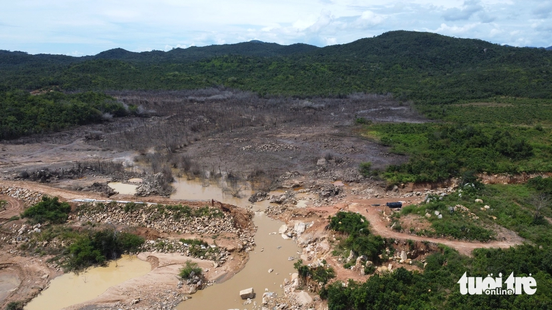 Cận cảnh hồ chứa nước trên núi bị vỡ càn quét hoa màu, nhà cửa của người dân- Ảnh 4. hồ chứa nước - Ảnh 5.