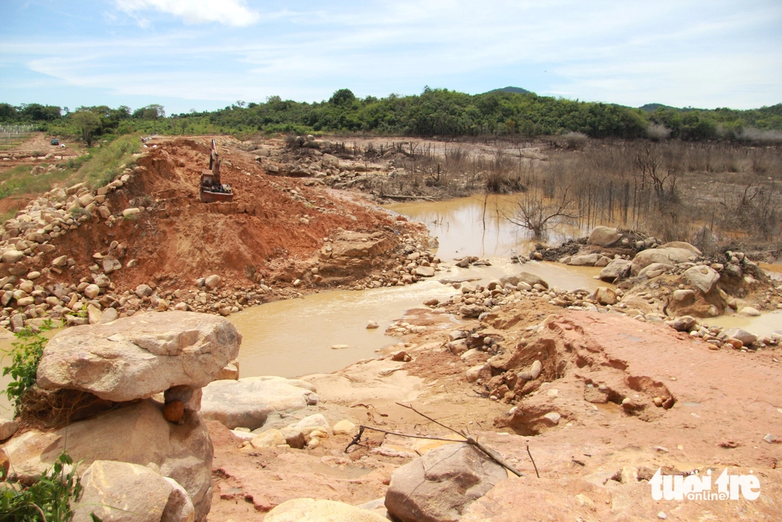 Cận cảnh hồ chứa nước trên núi bị vỡ càn quét hoa màu, nhà cửa của người dân- Ảnh 5. hồ chứa nước - Ảnh 6.