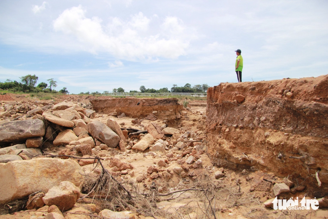 Cận cảnh hồ chứa nước trên núi bị vỡ càn quét hoa màu, nhà cửa của người dân- Ảnh 6. hồ chứa nước - Ảnh 7.