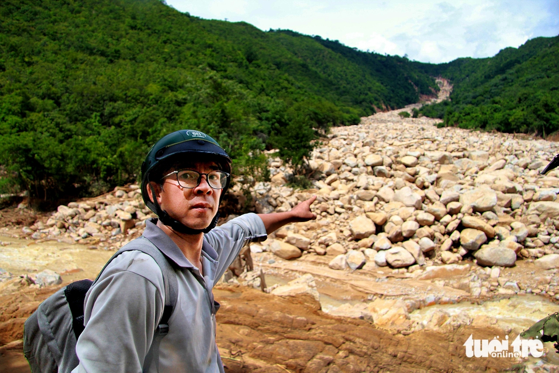 Cận cảnh hồ chứa nước trên núi bị vỡ càn quét hoa màu, nhà cửa của người dân - Ảnh 1.