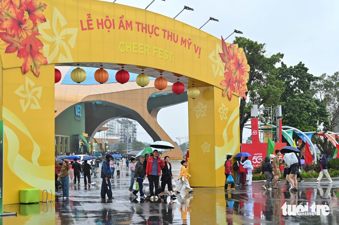 Đến Hội chợ Mùa thu ăn thắng cố, bún mắm miền Tây, bún bò Huế, hủ tiếu Mỹ Tho và một vòng Việt Nam - Ảnh 1.