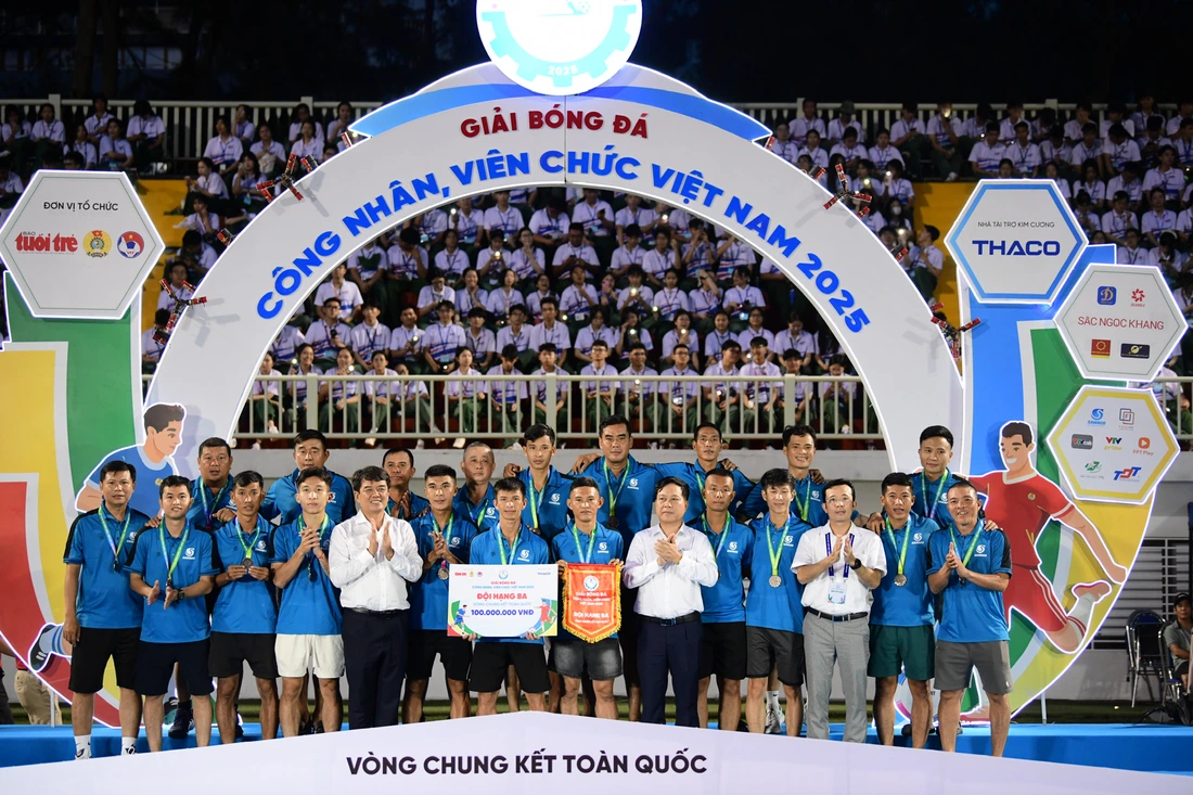 bóng đá công nhân - Ảnh 10.