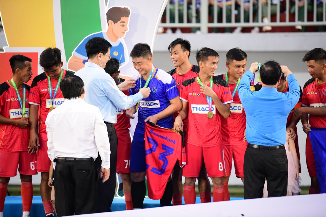 Hình ảnh ấn tượng tại lễ bế mạc Giải bóng đá công nhân, viên chức Việt Nam 2025 - Ảnh 2.