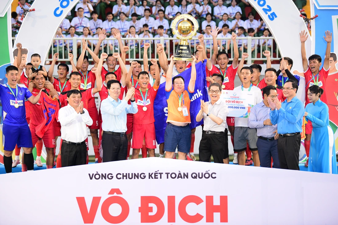 Hình ảnh ấn tượng tại lễ bế mạc Giải bóng đá công nhân, viên chức Việt Nam 2025 - Ảnh 12.