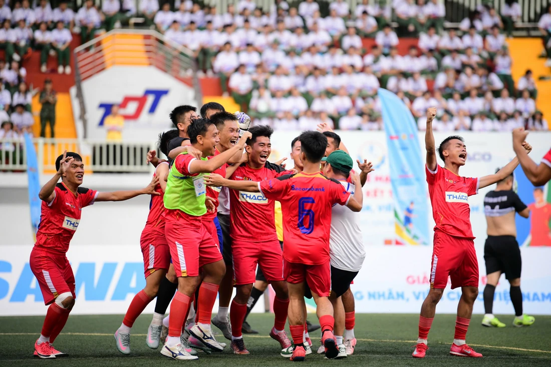 bóng đá công nhân - Ảnh 1.