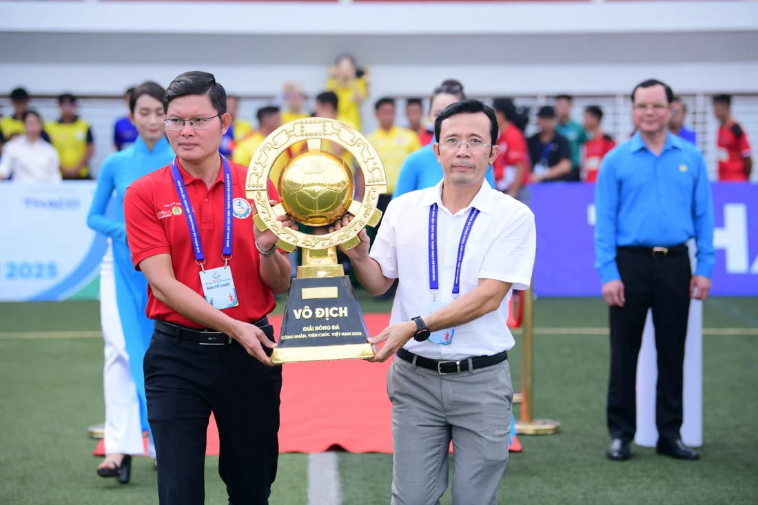 bóng đá công nhân - Ảnh 13.