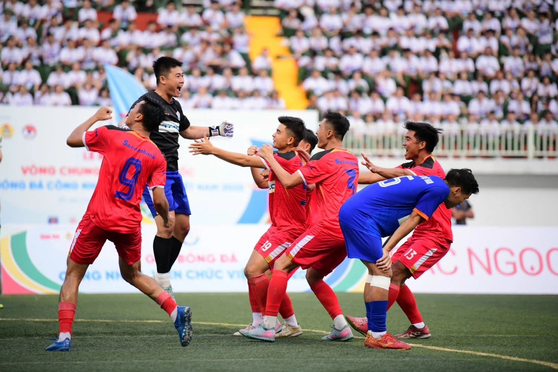 bóng đá công nhân - Ảnh 2.