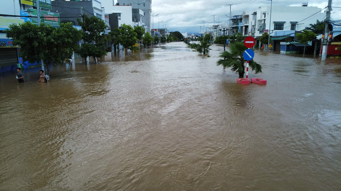 Ngập lụt lịch sử ở Nha Trang, Phan Rang, nhìn từ trên cao mênh mông nước lũ - Ảnh 4. Nha Trang, Phan Rang mênh mông trong biển nước - Ảnh 4.
