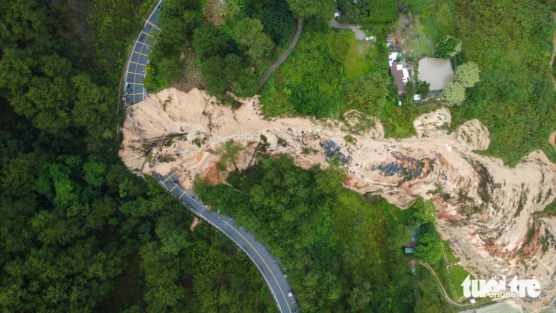 Cận cảnh đèo Mimosa Đà Lạt bị đứt gãy hoàn toàn do sạt lở - Ảnh 1.