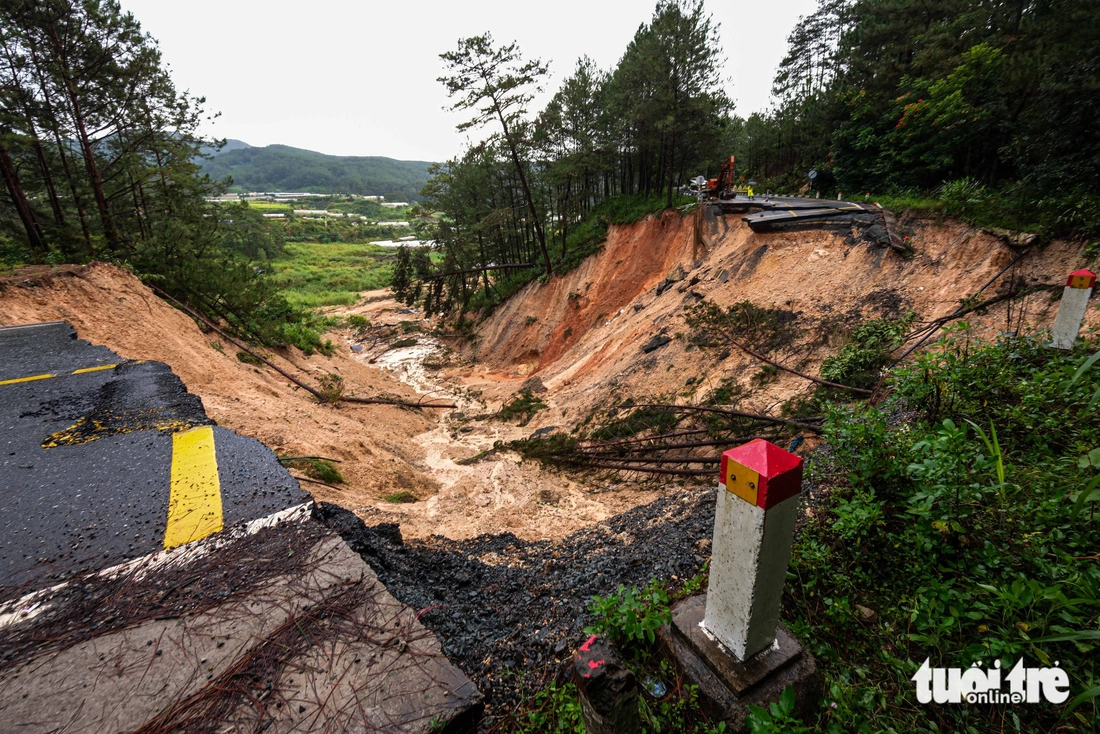 Cận cảnh đèo Mimosa Đà Lạt bị đứt gãy hoàn toàn do sạt lở - Ảnh 3.