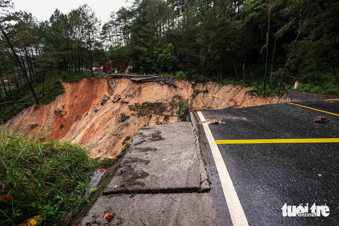 Cận cảnh đèo Mimosa Đà Lạt bị đứt gãy hoàn toàn do sạt lở - Ảnh 4.