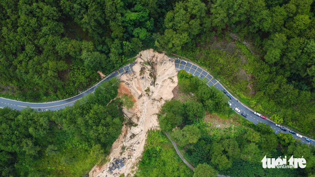 Cận cảnh đèo Mimosa Đà Lạt bị đứt gãy hoàn toàn do sạt lở - Ảnh 6.