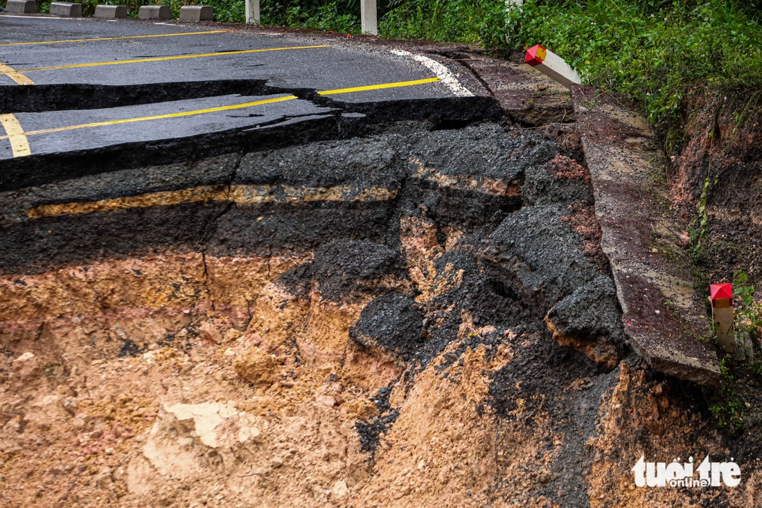 Cận cảnh đèo Mimosa Đà Lạt bị đứt gãy hoàn toàn do sạt lở - Ảnh 7.