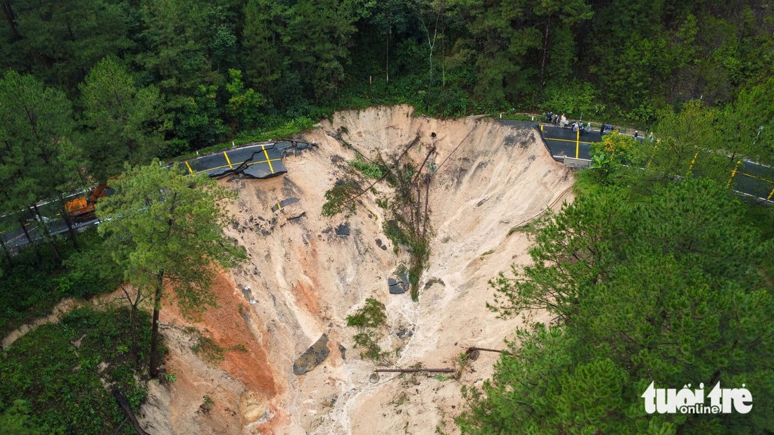 Cận cảnh đèo Mimosa Đà Lạt bị đứt gãy hoàn toàn do sạt lở - Ảnh 8.