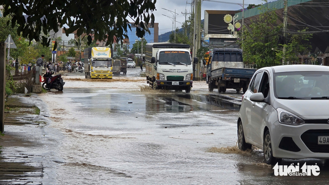 Lũ sông Đa Nhim Lâm Đồng cao hơn lịch sử 2,05m, nước tràn lên quốc lộ 20 - Ảnh 1.