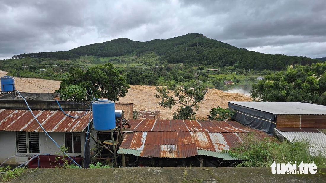 Lũ sông Đa Nhim Lâm Đồng cao hơn lịch sử 2,05m, nước tràn lên quốc lộ 20 - Ảnh 2.