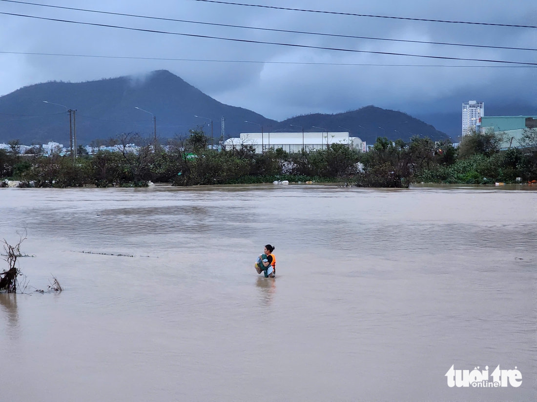 Mưa lũ chiều 20-11: Quốc lộ 1D nối Gia Lai - Đắk Lắk bị chia cắt, tạm dừng khai thác sân bay Tuy Hòa - Ảnh 8.