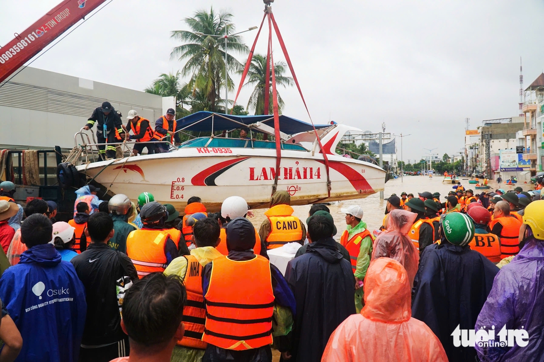 Người dân vùng lũ Nha Trang: Thấy ca nô tới mừng phát khóc sau đêm co ro, run rẩy trên mái nhà - Ảnh 6.