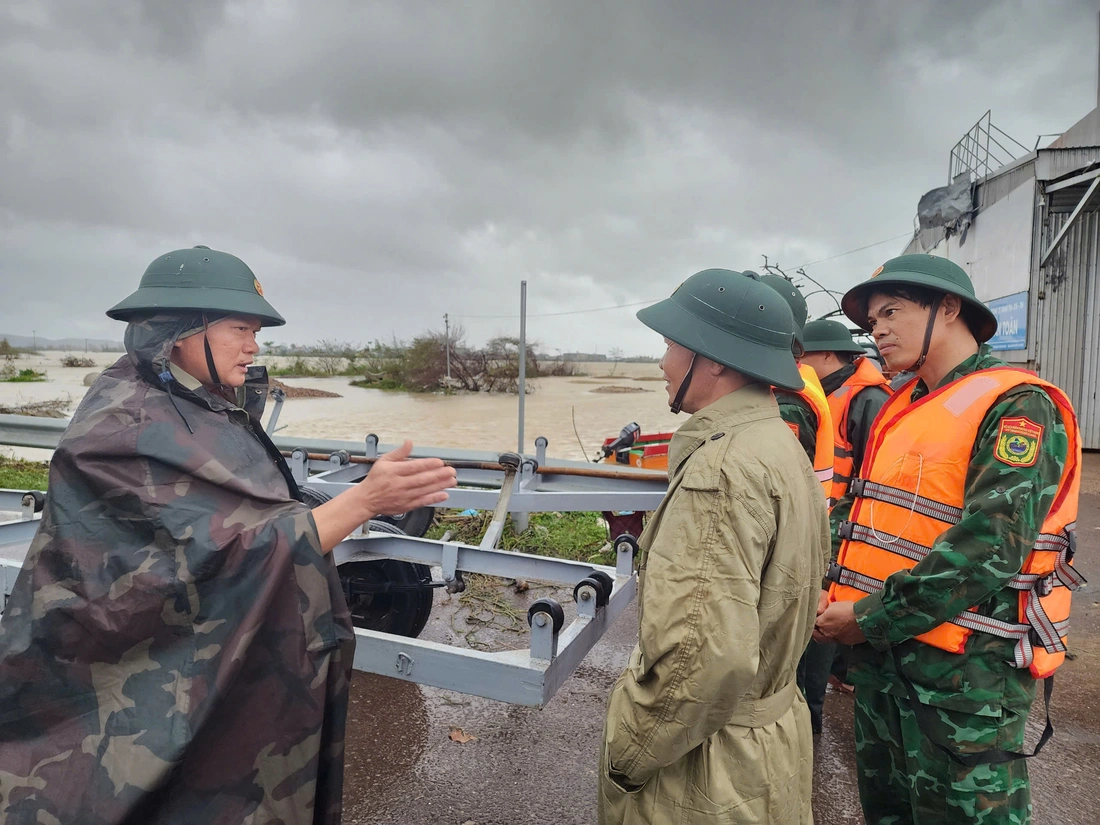 Mưa lũ chiều 20-11: Quốc lộ 1D nối Gia Lai - Đắk Lắk bị chia cắt, tạm dừng khai thác sân bay Tuy Hòa - Ảnh 3.