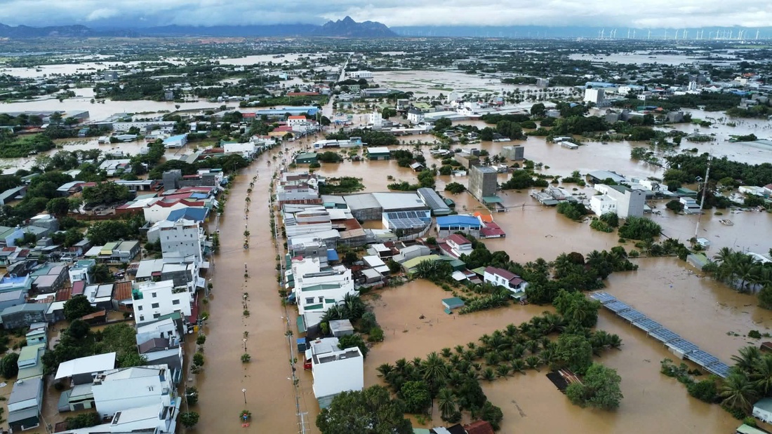 Ngập lụt lịch sử ở Nha Trang, Phan Rang, nhìn từ trên cao mênh mông nước lũ - Ảnh 2. ngập lụt - Ảnh 2.