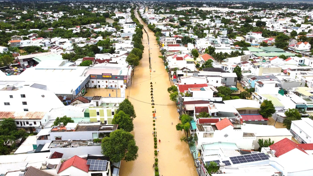 Ngập lụt lịch sử ở Nha Trang, Phan Rang, nhìn từ trên cao mênh mông nước lũ - Ảnh 3. ngập lụt - Ảnh 3.