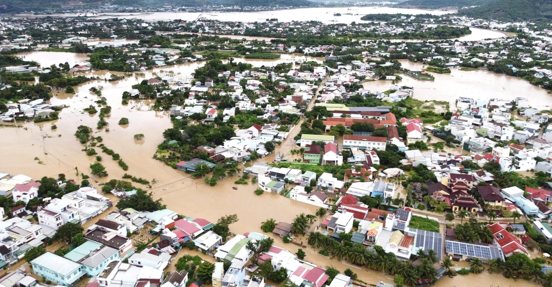 Ngập lụt lịch sử ở Nha Trang, Phan Rang, nhìn từ trên cao mênh mông nước lũ - Ảnh 5. Nha Trang, Phan Rang mênh mông trong biển nước - Ảnh 5.