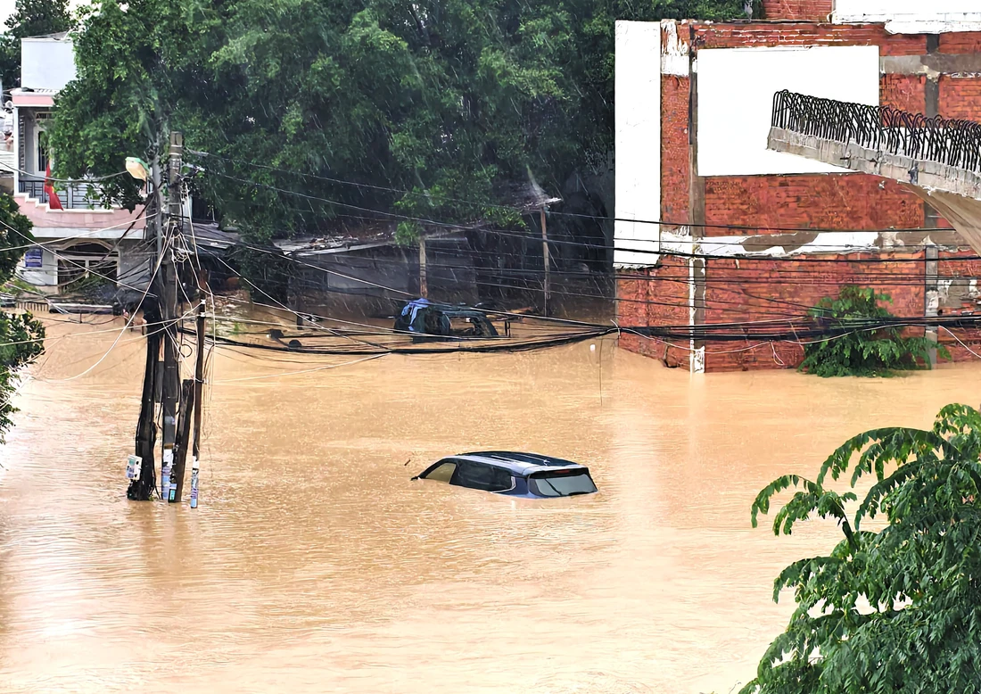 Ngập lụt lịch sử ở Nha Trang, Phan Rang, nhìn từ trên cao mênh mông nước lũ - Ảnh 6. Nha Trang, Phan Rang mênh mông trong biển nước - Ảnh 6.