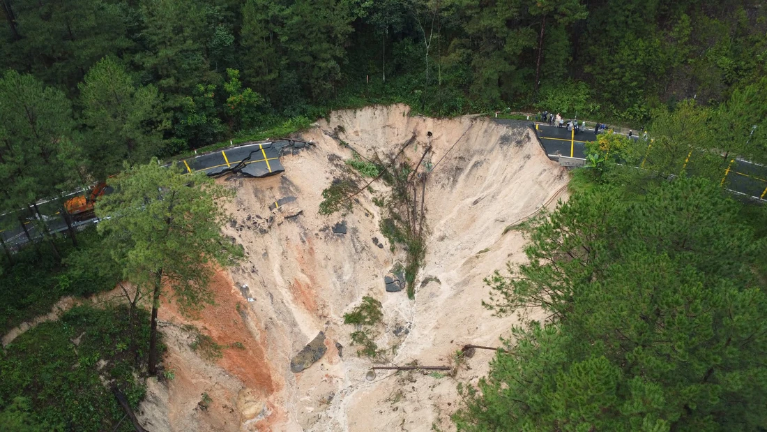 Mưa lũ sáng 20-11: Lâm Đồng ban hành tình huống khẩn cấp vụ sạt lở đèo Mimosa, di dời dân ở chân đồi - Ảnh 1.