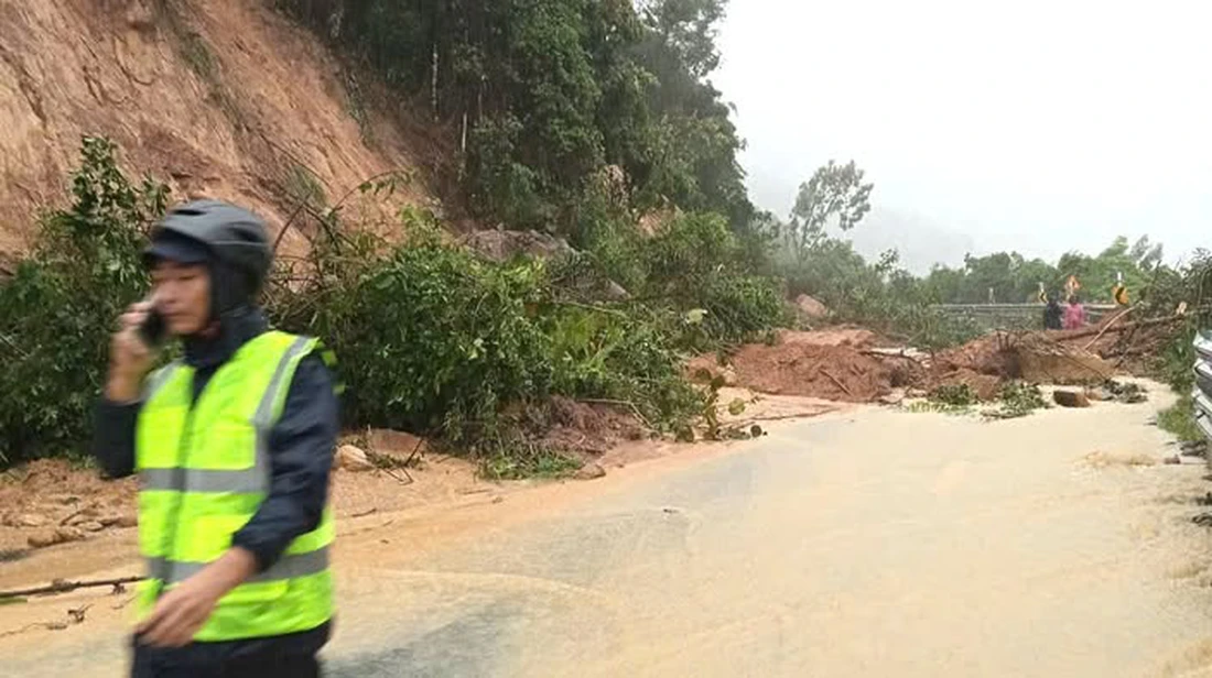 Cấm xe qua hầm lẫn đèo Cổ Mã, đèo Cả do sạt lở và ngập nước - Ảnh 1.