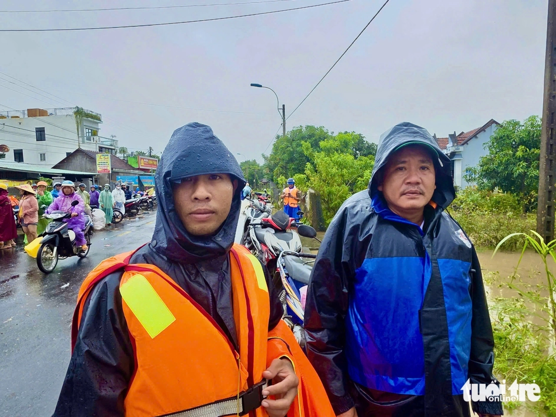 Đắk Lắk: Hàng ngàn hộ dân kẹt trong lũ dữ chờ ứng cứu - Ảnh 2.