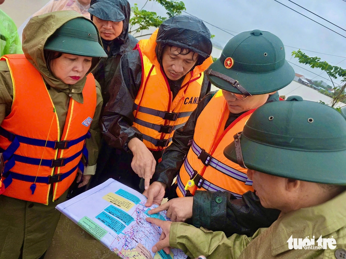 Đắk Lắk: Hàng ngàn hộ dân kẹt trong lũ dữ chờ ứng cứu - Ảnh 3.
