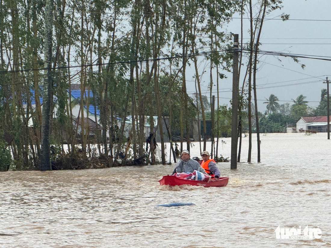 Đắk Lắk: Hàng ngàn hộ dân kẹt trong lũ dữ chờ ứng cứu - Ảnh 9.
