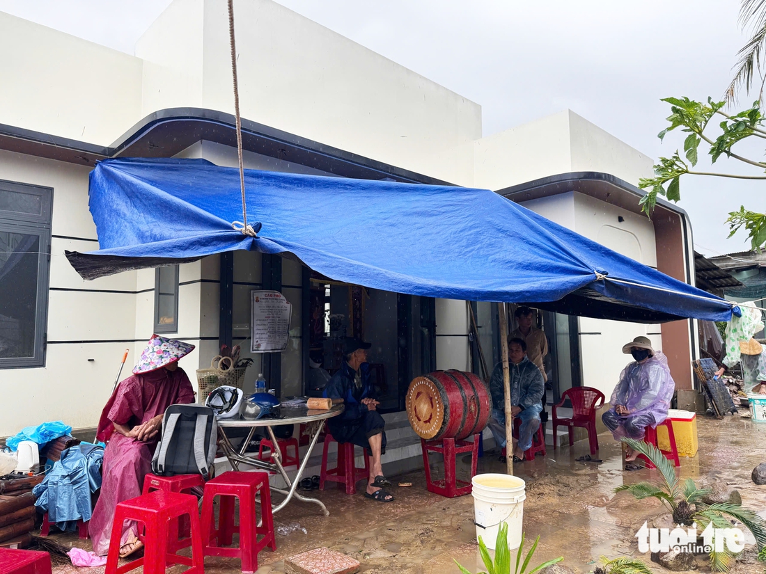 Khóc thương xé lòng cụ bà chết lẫn trong bùn đất của trận lũ lịch sử - Ảnh 4.