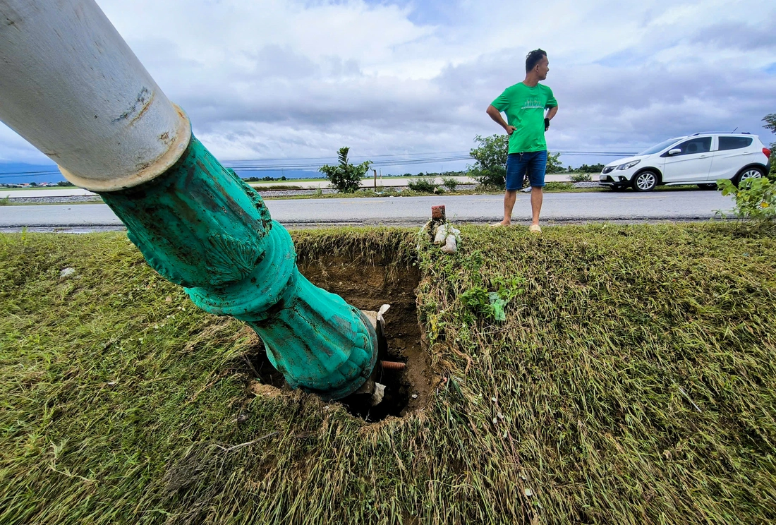 Lũ rút bớt, đường ở Ninh Thuận cũ lộ ra nhiều đoạn gãy, trụ điện đổ la liệt - Ảnh 5.