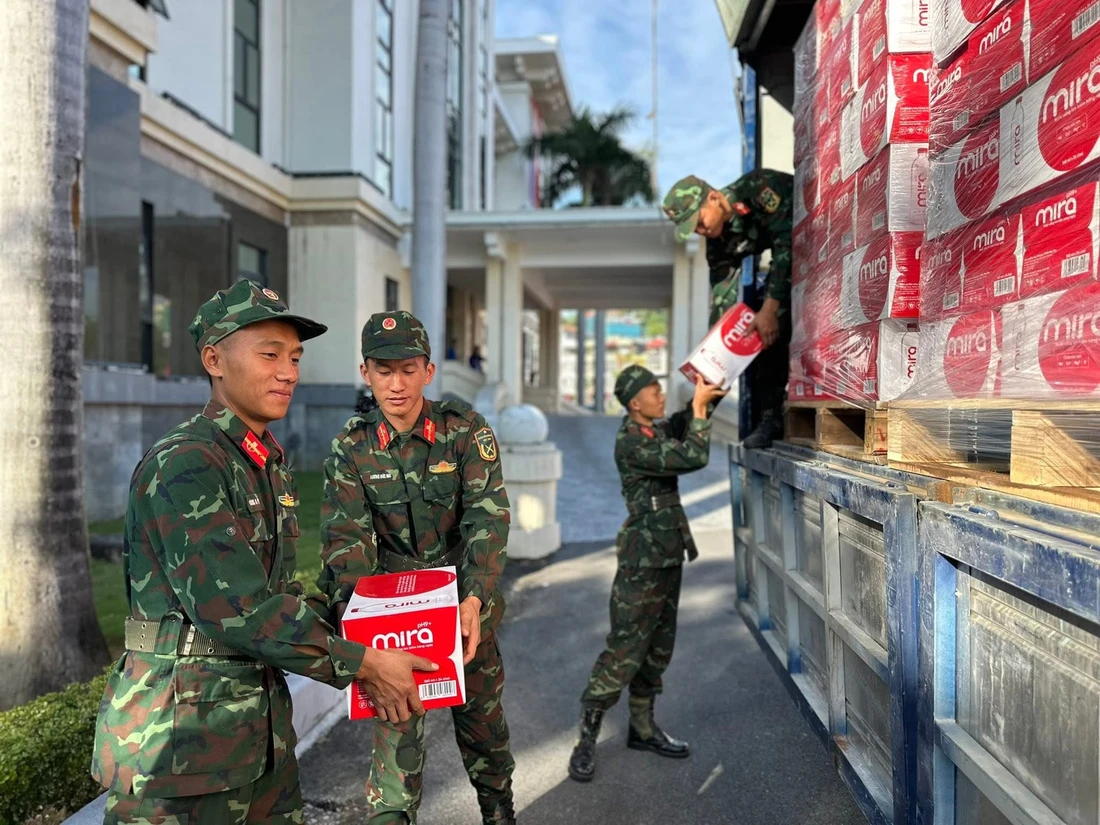 'Cố lên!', 'Vì đồng bào!': Gửi trọn sự ấm áp của cả nước về miền Trung - Ảnh 5.