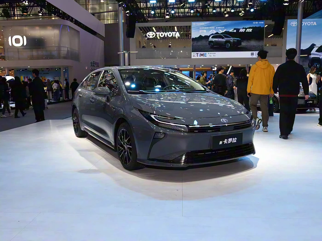 Toyota Corolla 2026 ra mắt: Mặt trước như Camry, màn hình khủng, về Việt Nam có thể vực dậy doanh số trước Civic, Mazda3- Ảnh 2. Toyota Corolla Altis - Ảnh 1.