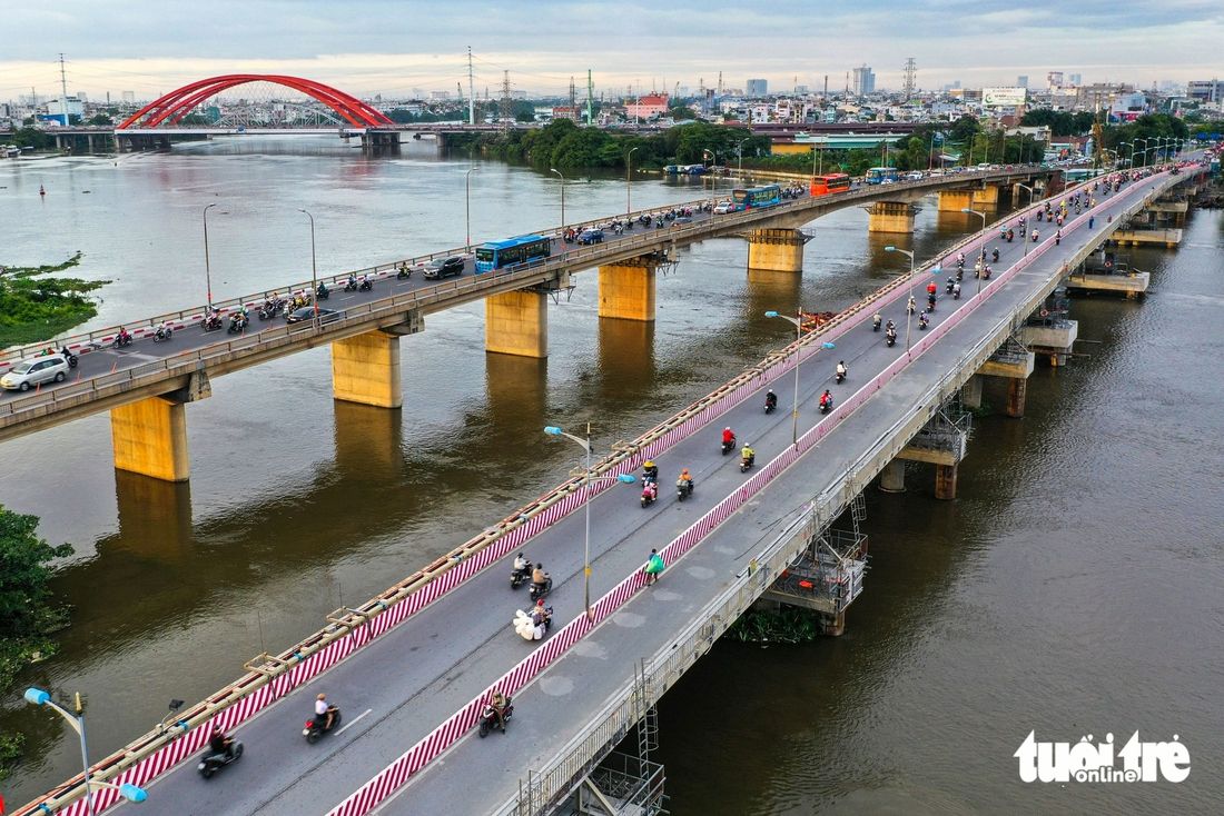 Hình dáng cầu Bình Triệu 1 sau ba tháng nâng tĩnh không, người dân vui vì đỡ kẹt xe - Ảnh 1.