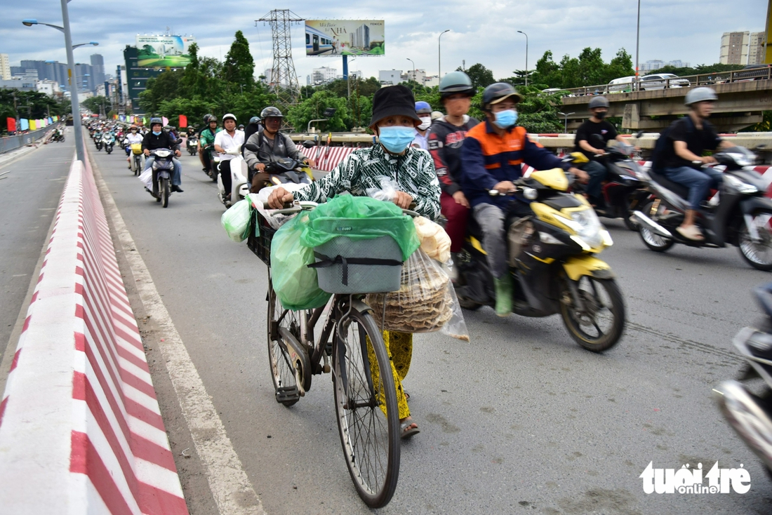 Hình dáng cầu Bình Triệu 1 sau ba tháng nâng tĩnh không, người dân vui vì đỡ kẹt xe - Ảnh 10.