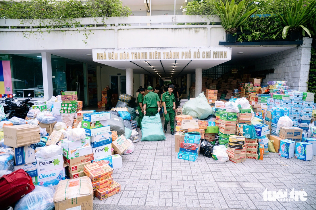 cứu trợ - Ảnh 1.