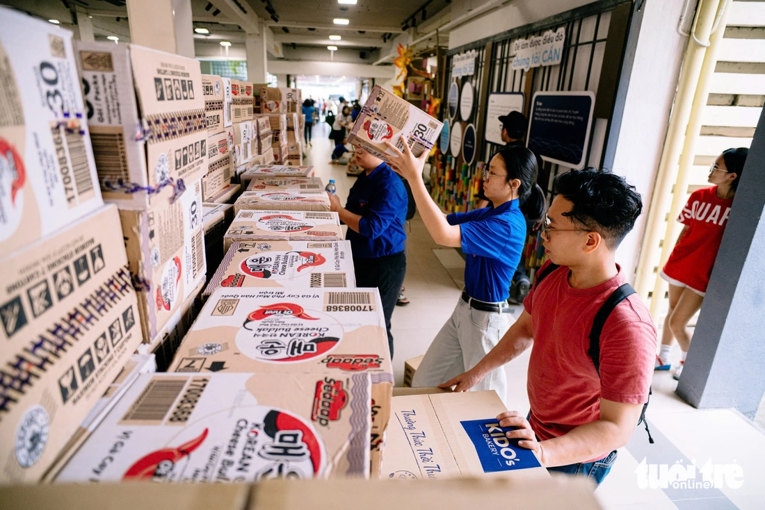 cứu trợ - Ảnh 8.